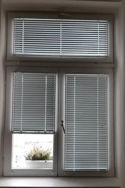 fehér reluxa ablakkeretre szerelve